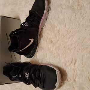 NIKE Kyrie 5 Basketball Sneakers